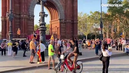 Primeros manifestantes llegan a la "bienvenida institucional" de Puigdemont, en el Passeig Lluís Companys
