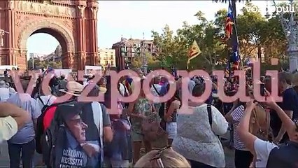 Seguidores de Puigdemont se reúnen a su espera en el Arc del Triomf