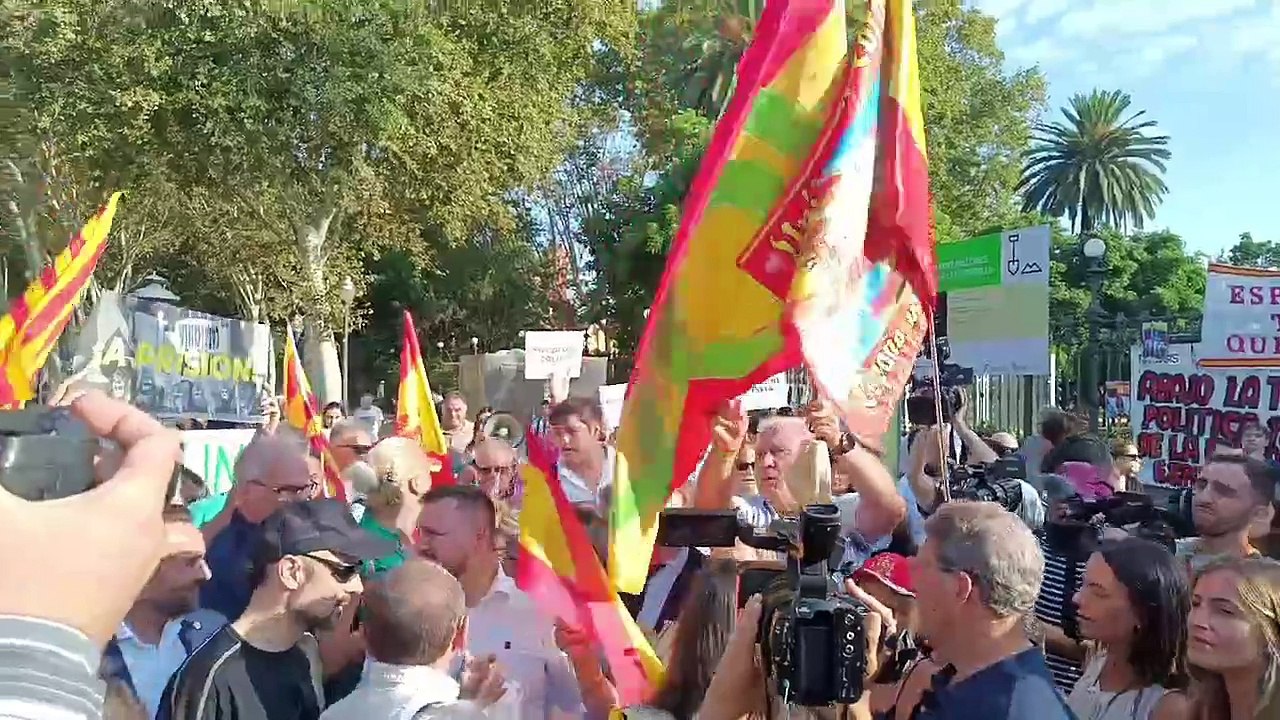 Simpatizantes de Vox ante las puertas del Parlament