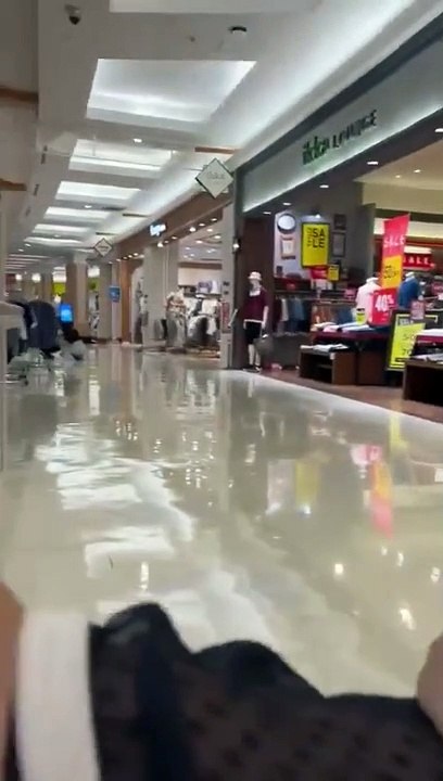 Japonya'da 7.1 büyüklüğünde deprem meydana geldi: O anlar kameraya böyle yakalandı