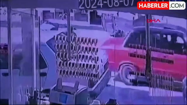 İETT Otobüsü Motosiklete Çarptı: 4 Katlı Binaya Çarptı