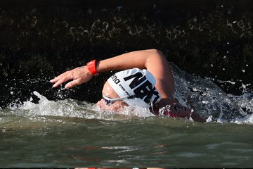 ذهبية ماراثون السباحة للسيدات من نصيب الهولندية شارون فان روفيندال