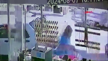 Pendik'te İETT otobüsünün 4 katlı binaya çarpma anı kamerada