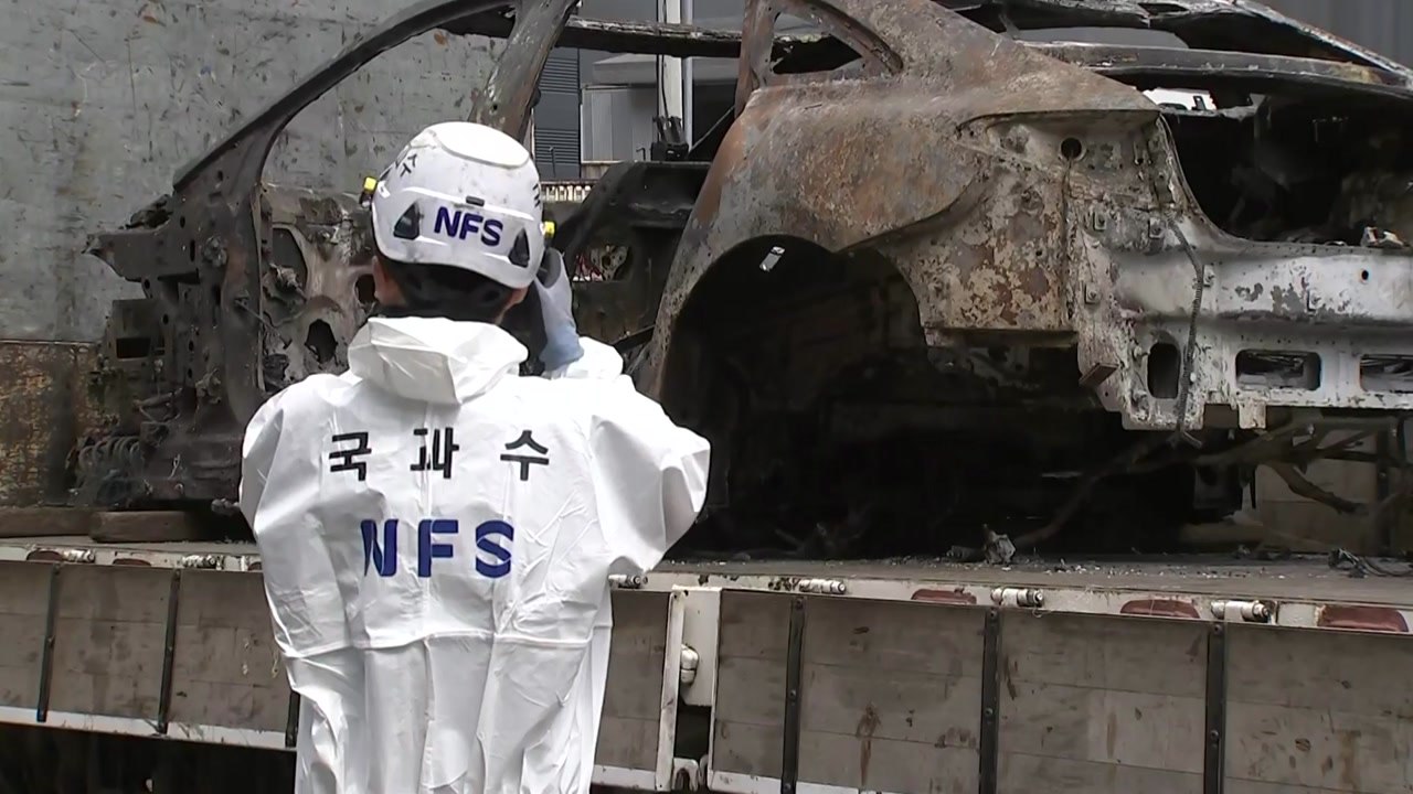 인천 전기차 화재 2차 감식...차량 배터리팩 분리 / YTN