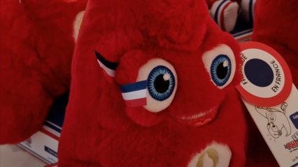 Casquettes, chaussettes, phryge... Les produits dérivés de Paris 2024 s'arrachent