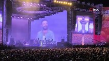 Tarkan sahnede terini sildiği havluyu seyirciye attı