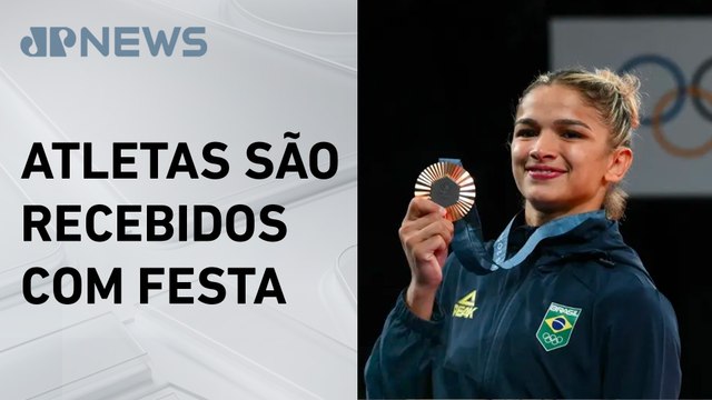 Judocas medalhistas nas Olimpíadas de Paris retornam ao Brasil