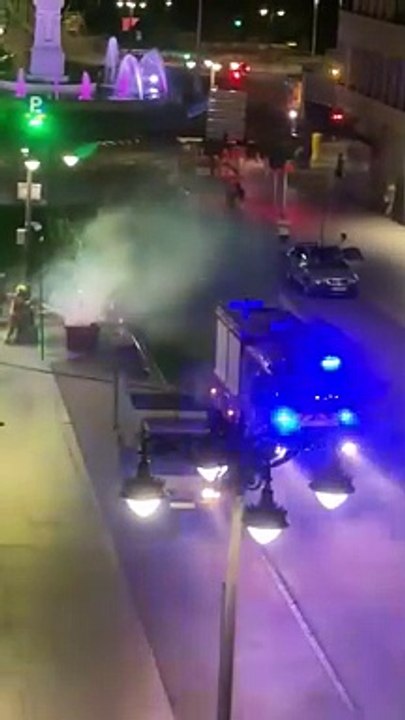 El incendio provocado de un contenedor en Ordoño II desata una gran humareda y obliga a intervenir a los Bomberos