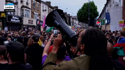 Miles de manifestantes antirracistas salen a la calle en Reino Unido