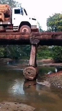Un camion bien trop chargé pour ce petit pont de bois