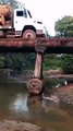 Un camion bien trop chargé pour ce petit pont de bois