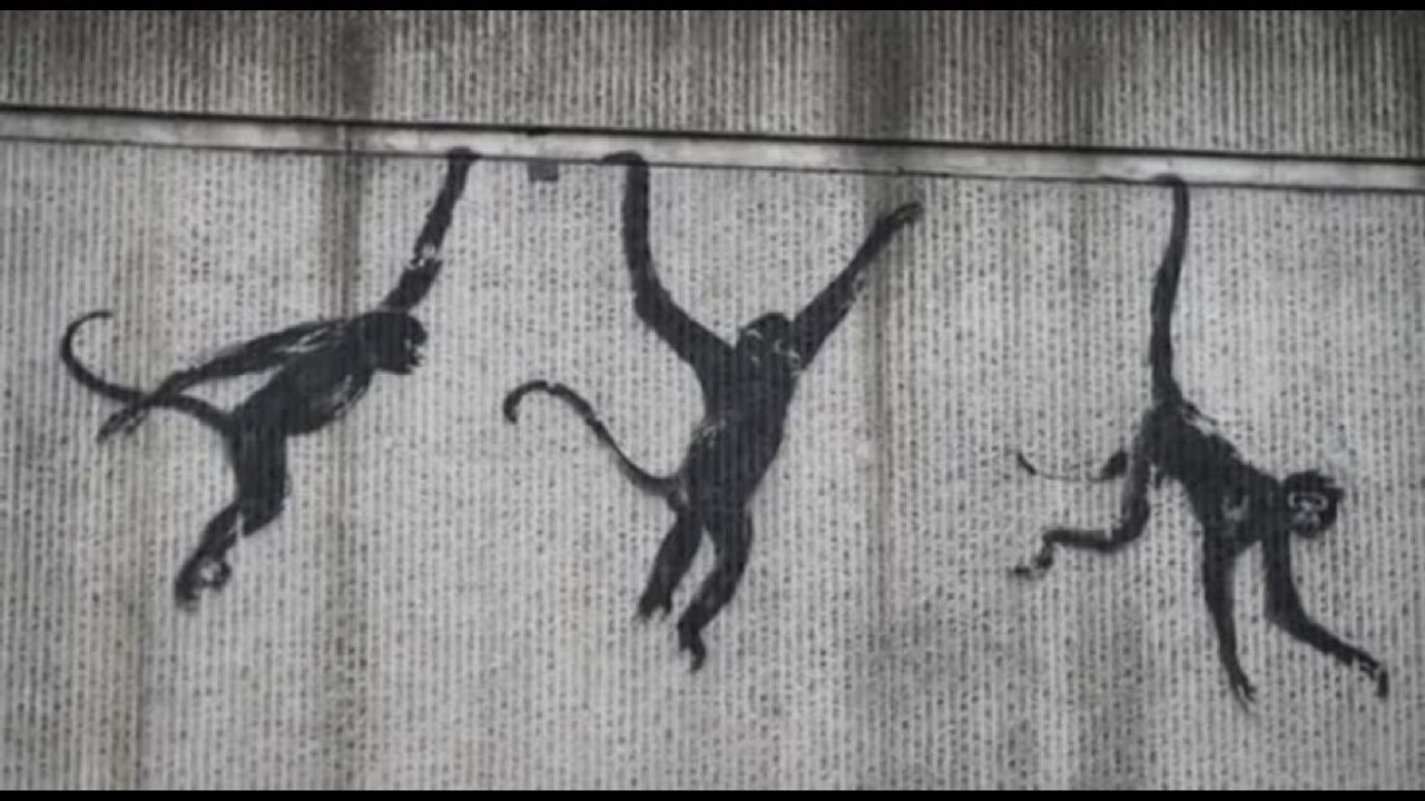 Banksy sorprende Londra con un'altra opera: ecco le scimmie