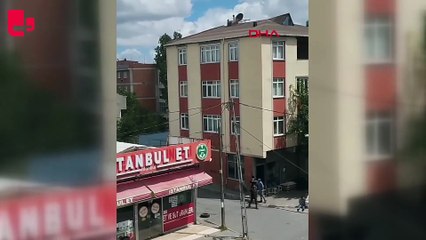 Avcılar'da üç kişinin yaralandığı silahlı çatışma anı kamerada