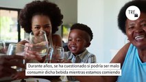 Un farmacéutico explica si es malo beber agua durante las comidas y cómo afecta a la digestión