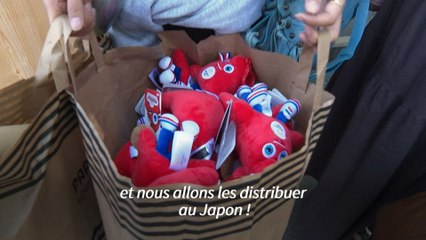 Mascottes, tee-shirts, pin's: les boutiques de souvenirs des JO font carton plein