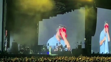 Tarkan konserinde ilginç anlar! Terini sildiği havluyu attı, hayranları yakalamak için birbiriyle yarıştı