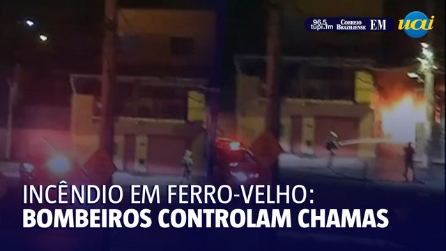 Incêndio em ferro-velho mobiliza bombeiros na madrugada