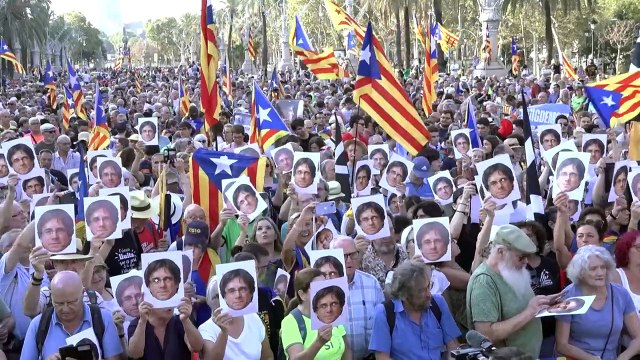 El independentista Carles Puigdemont reaparece brevemente en España y luego se esfuma