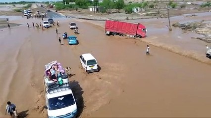 Скачать видео: 45 قتيلًا حصيلة سيول جارفة في اليمن