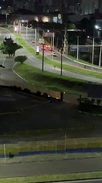 Homem surta, ataca transeuntes e danifica equipamentos na Avenida Magalhães Neto em Salvador