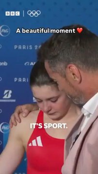 Un père fier console sa fille après sa défaite aux Jeux olympiques de Paris. « Certains jours, on gagne, d’autres on perd. Et hier, tu as été brillante. »