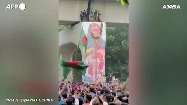 Bangladesh, i manifestanti sfregiano il murale dell'ex premier Hasina