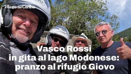 Vasco Rossi in gita al lago Modenese: pranzo al rifugio Giovo