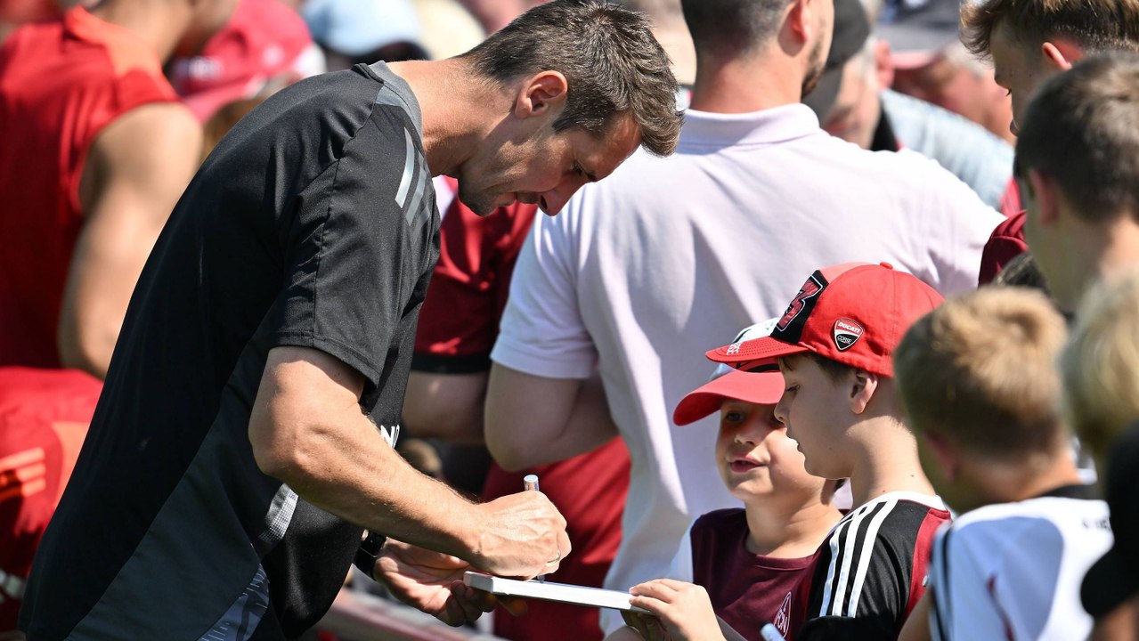 'Stoische Ruhe': Klose zwischen Autogramm-Pflicht und harter Realität