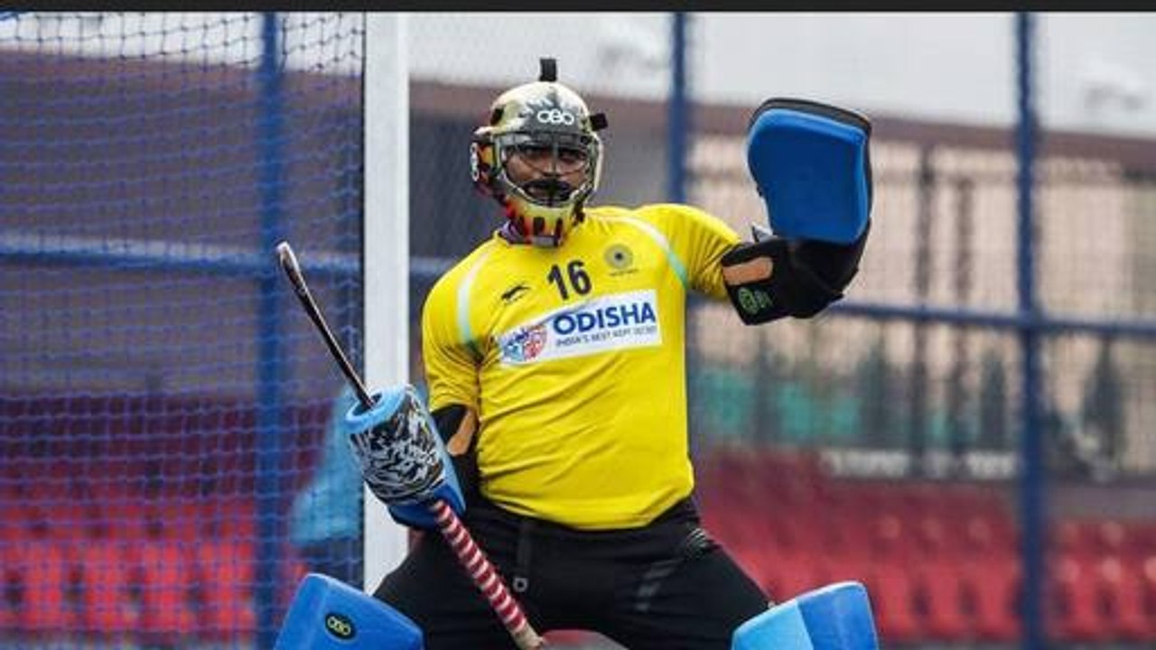 PM Modi talks to Hockey Team