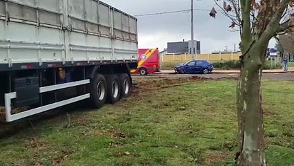 Pancada! Acidente entre Peugeot e caminhão deixa pai e filho feridos no Santo Inácio
