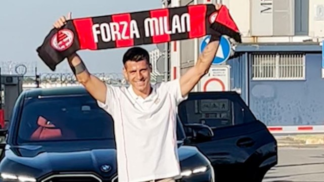 Morata atterra a Linate e mostra la sciarpa del Milan, i tifosi: Uno di noi