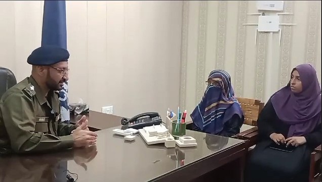 جرات یونیورسٹی کے طلبا طالبات کی ڈی ایس پی DSP سٹی سید عامر شیرازی پر تربیتی ورکشاپ میں سوالوں کی بوچھاڑ ڈی ایس پی سٹی گجرات عامر شیرازی نے ٹف سوال