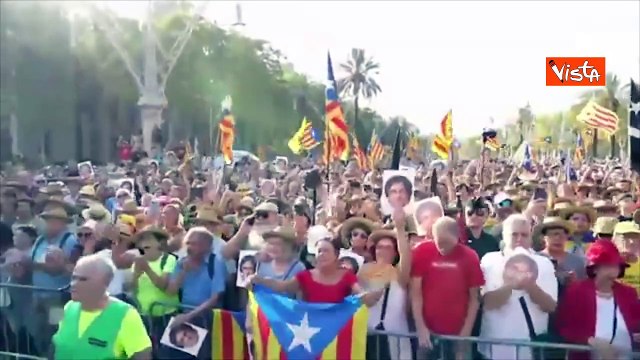 Il leader catalano Puigdemont torna a Barcellona dopo 7 anni da fuga: Siamo ancora qui