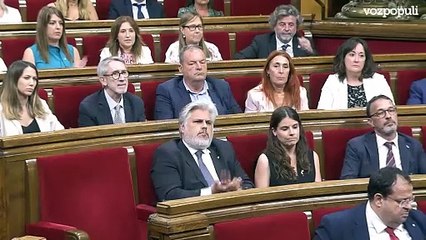 La bancada de Junts aplaude en el turno de votación de Puigdemont durante la votación de investidura a Illa