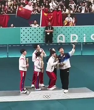 Paris 2024: les athlètes sud et Nord coréens prennent un selfie ensemble
