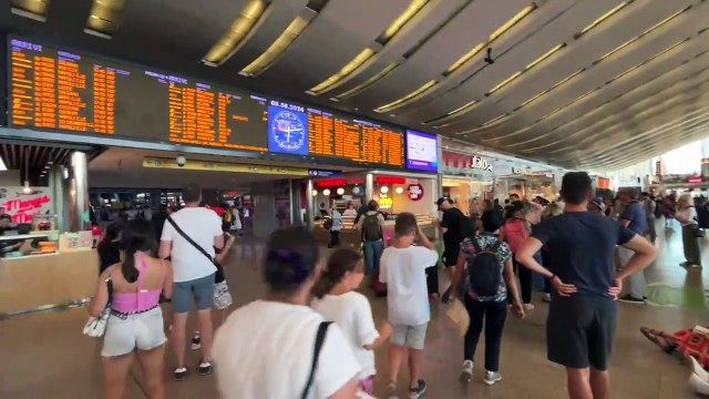 Caos a Termini:« Bisogna vedere dove andremo a dormire. Fuori ci sono i barboni, forse c'è un cartone anche per noi»