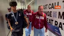 Olimpiadi Parigi, Mattia Furlani rientra a Fiumicino con la sua medaglia di bronzo al collo