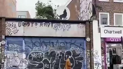 La obra de Banksy que no duró ni una hora en pie o la crónica de un robo anunciado