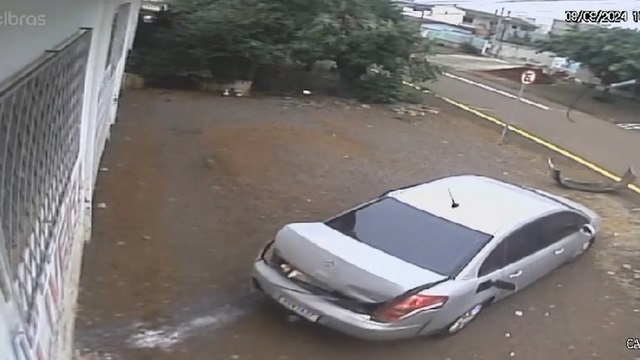 Imagem flagra acidente envolvendo dois carros e depois adolescente sendo atropelado