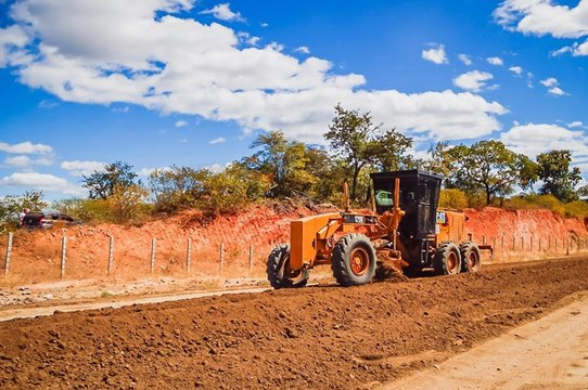 Júnior Araújo celebra retomada da obra na estrada para Boqueirão, em Cajazeiras