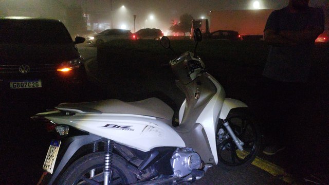 Mulher fica ferida após acidente entre carro e moto em Cascavel