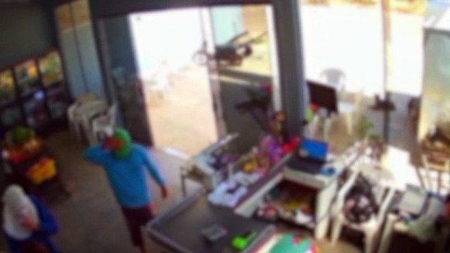 Essa é braba! Mulher reage a assalto e corre atrás de bandidos com facão