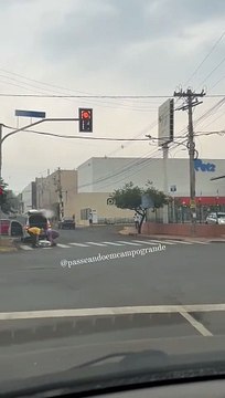 Querendo voltar? Caixão cai de carro de funerária e assusta pedestres