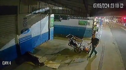 Câmeras registram agressão brutal a morador de rua