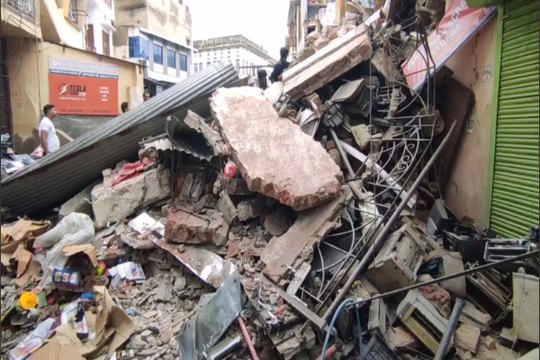Ajmer News: अजमेर में तेज धमाके के साथ भरभरा कर गिरी तीन मंजिला बिल्डिंग, देखें VIDEO