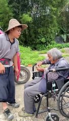 Grandma was deceived, how despicable! Watch how I play a trick on him. #OriginalPositiveEnergyInRuralAreas #MyCountrysideLife #TotallyUnexpected