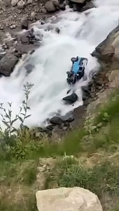 وادى نيلم ميں سیاحوں سـے بهرى جيپ حادثے كا شكار، ويڈيو میں دیکھا جا سکتا ھے کہ حادثے کے شکار افراد مدد کیلئے پکار رہے ہیں ليكن ويڈيو بنانے والا ان کی مدد کی بجائے ويڈيو ہی بنائے جا ربا ہے۔