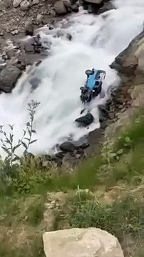 وادى نيلم ميں سیاحوں سـے بهرى جيپ حادثے كا شكار، ويڈيو میں دیکھا جا سکتا ھے کہ حادثے کے شکار افراد مدد کیلئے پکار رہے ہیں ليكن ويڈيو بنانے والا ان کی مدد کی بجائے ويڈيو ہی بنائے جا ربا ہے۔