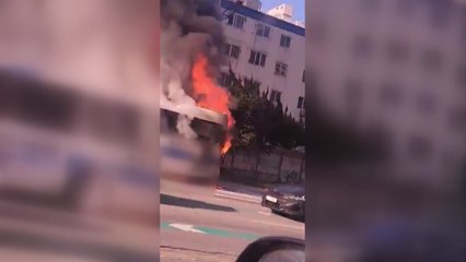 부산 시외버스 주행 중 화재...승객 12명 대피 / YTN