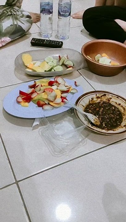 Rujak petis bareng Annisa Kaila sama Kheyla Afzah Zahra